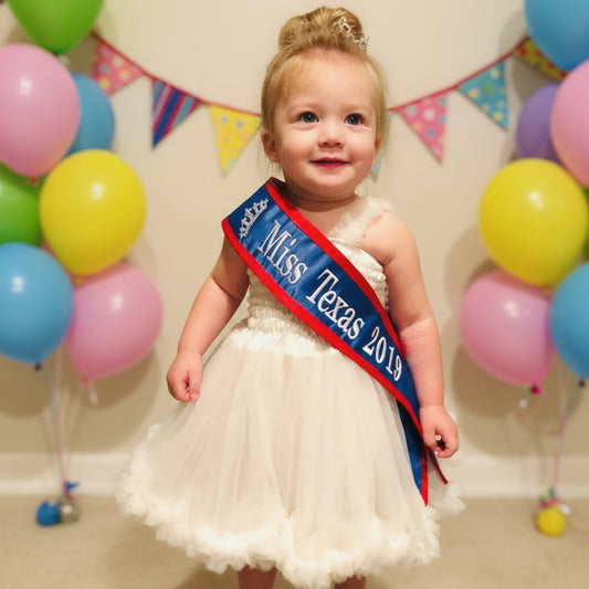 gold crown vinyl, mirror party decor, chiara wall decal, 2025 fiesta trend, latino theme.
